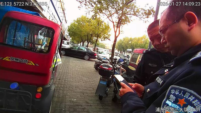 民警和市场监管执法人员一起检查涉事店铺。上海浦东警方供图