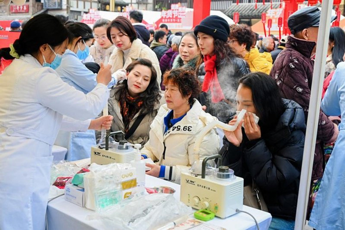 义诊活动现场。重庆市卫健委供图