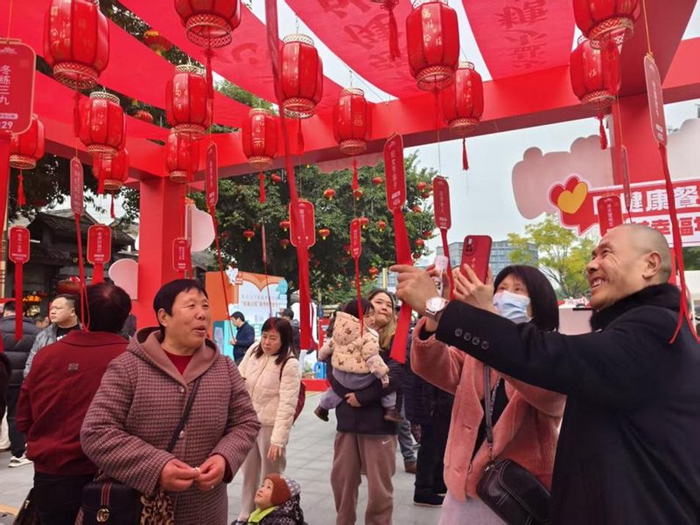 市民参加猜谜游戏。人民网陈琦 摄