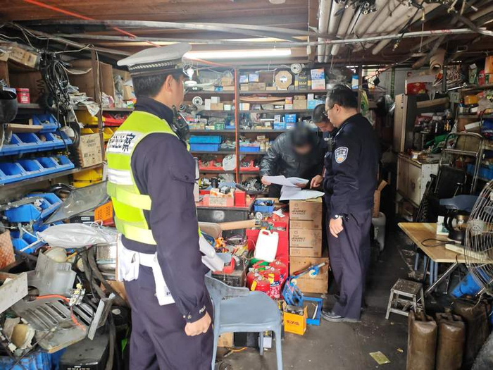 民警和市场监管执法人员一起检查涉事店铺。上海浦东警方供图