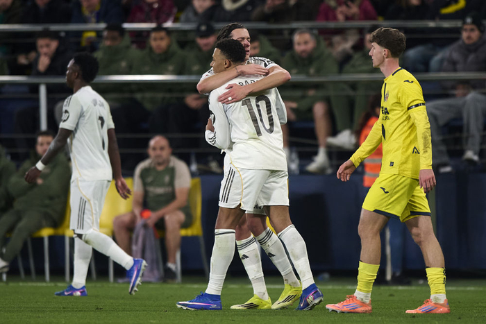   1月24日，皇家马德里队球员姆巴佩（前左）与队友庆祝进球。新华社发