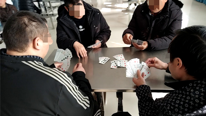 ▲2025年12月10日，襄阳宏安精神病医院住院的病人正在打“掼蛋”。 新京报记者 韩福涛 摄