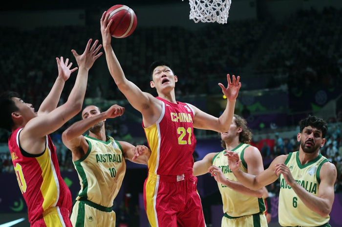 8月17日，中国队球员胡金秋（中）在比赛中上篮。新华社记者 王东震 摄