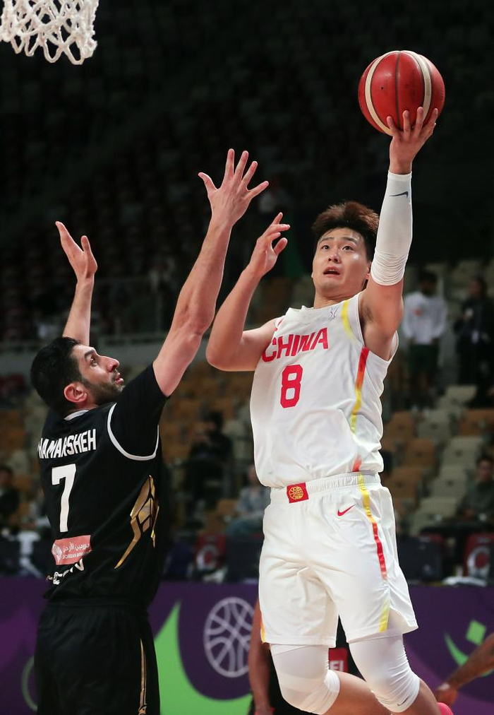 8月9日，中国队球员赵睿（右）在比赛中上篮。新华社记者 王东震 摄