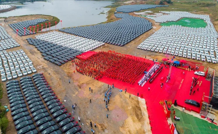 ▲为员工发放汽车，图片来源辽宁方大集团