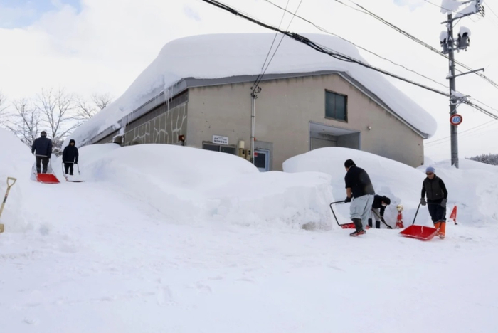 日本北部遭遇极端雪灾:积雪深达2米,已致35死393伤__财经头条__新浪财经