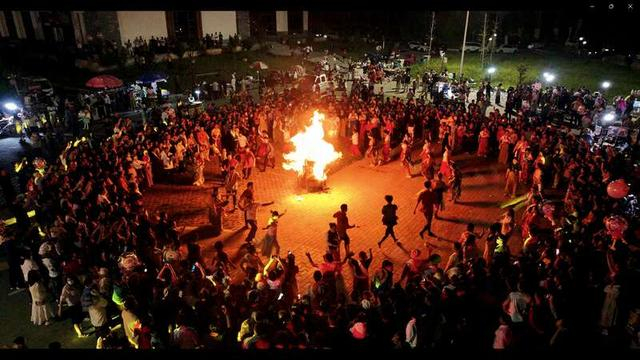 2025年7月，西北师范大学师生实践团在新联村举办篝火晚会。受访者供图