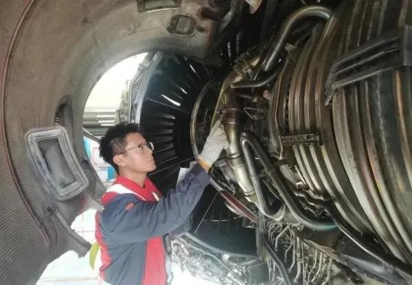 ▲海航机务人员维修作业，图片来源齐鲁晚报