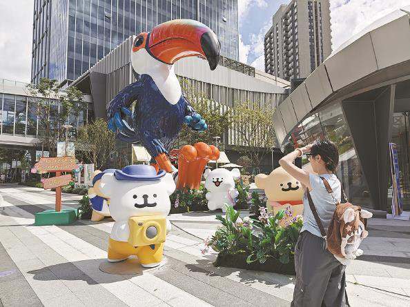             徐汇鑫耀商城拥有潮玩店、“谷子”专卖店等二次元场景，是上海首条元宇宙街区  本报记者  刘歆  摄          