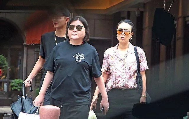 △邱黎宽的气场强大到可以在日常生活里“盖过”天后，图中右侧是那英