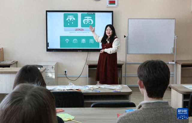 2月2日，在白俄羅斯首都明斯克，白俄羅斯國(guó)立外國(guó)語(yǔ)大學(xué)漢語(yǔ)言與文化系的中國(guó)老師任毅給學(xué)生們上課。 新華社發(fā)（任科夫攝）