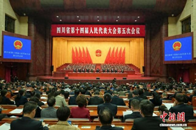 4日下午，四川省第十四届人民代表大会第五次会议举行第二次全体会议。 记者 刘忠俊 摄