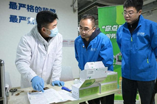 2月3日，北京市市场监管部门执法人员与骑手“流动监督员”携手在京深海鲜市场开展“你点我检”现场活动。主办方供图