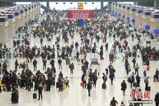 2月3日，河南郑州，旅客在郑州东站出行。当日为春运第二天，车站客流较平日明显增加。 记者 范晓恒 摄