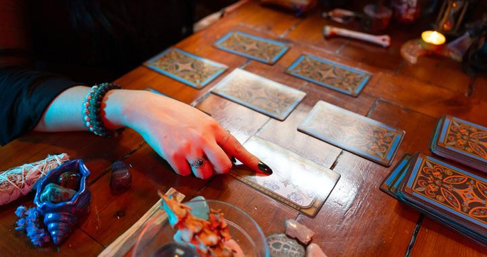 “拼贴”的救赎：现代都市青年为何迷恋塔罗占卜