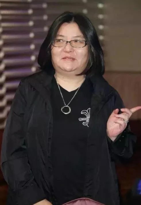  △邱黎宽很爱佩戴银饰项链