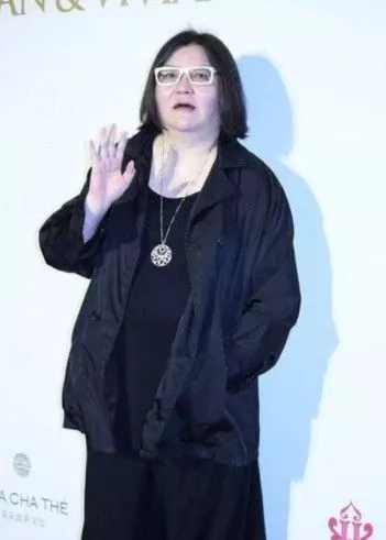  △邱黎宽在公开场合时常佩戴一枚神似“镂空镶花”银饰