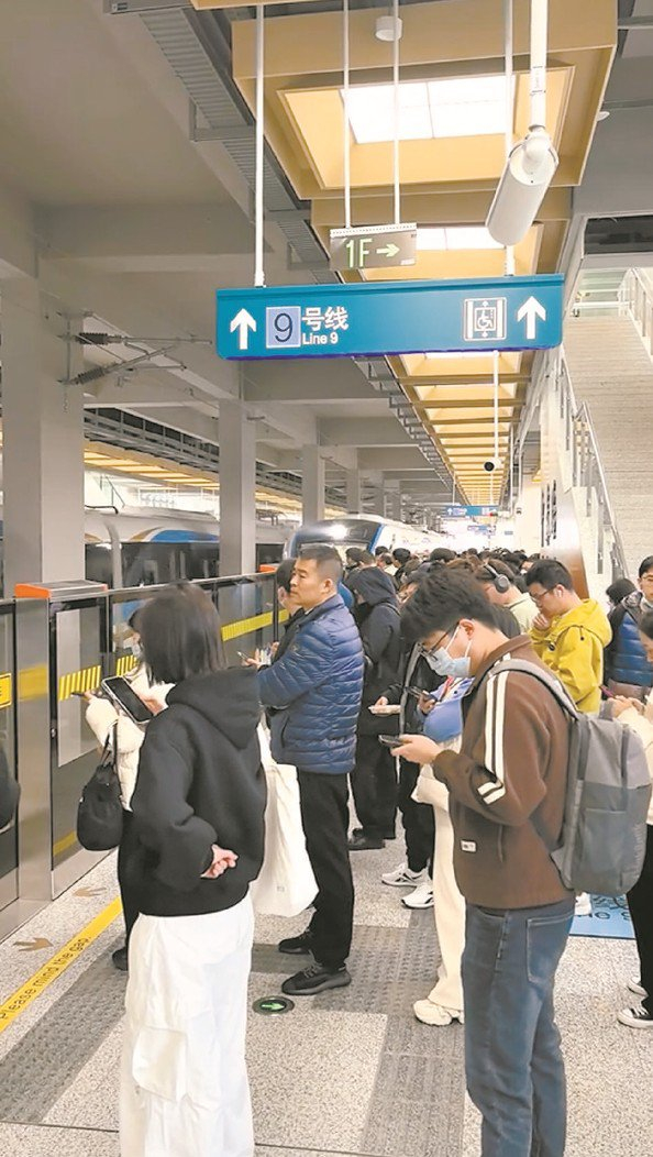             上午8时15分，上班族在市域机场线中春路站等车  任天宝  摄          