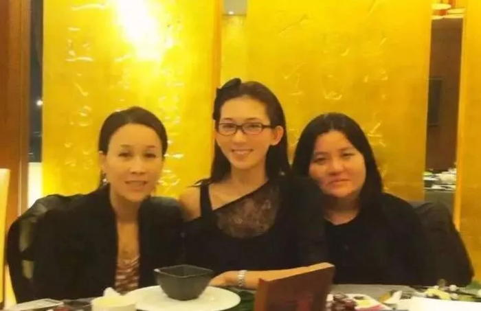 △林志玲与那英后来在邱黎宽的调解下，冰释前嫌喝起了“和头酒”