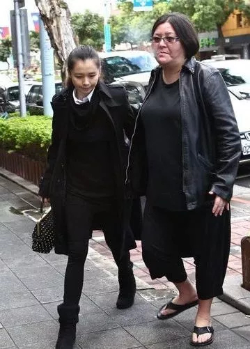 △邱黎宽平时的穿搭很随意，被称为“唯一可以穿拖鞋见名流”的大姐大，图中左侧是徐若瑄