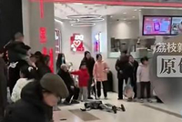 人形机器人商场表演意外碰到围观老人，双双倒地，涉事商户：老人被送往医院，软组织挫伤