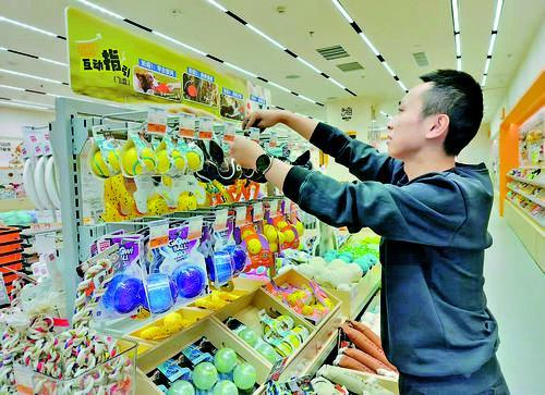 宠物商店内，工作人员正在整理货物。记者 耿欣 摄
