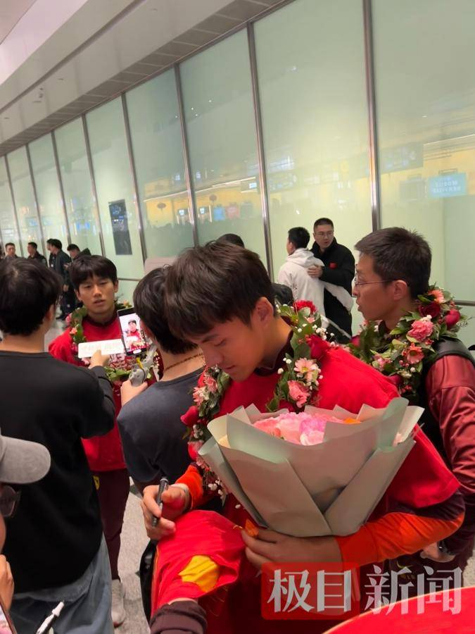 球员在为球迷签字 图为记者拍摄