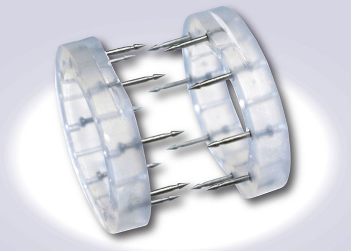 患者术中使用的微血管吻合装置。图/代理商官网