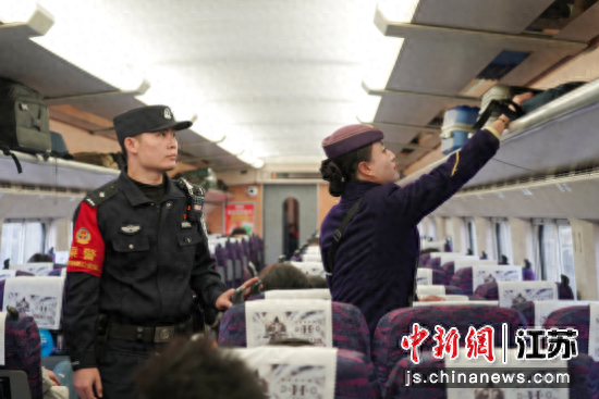 民警在车厢内巡逻。南京铁路公安处乘警支队 供图