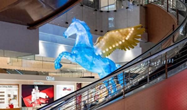 南京路步行街马年装置。本文图片均为 澎湃新闻记者 李菁 图