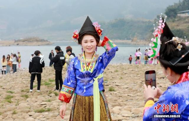 图为民众在活动现场留影。龚普康 摄