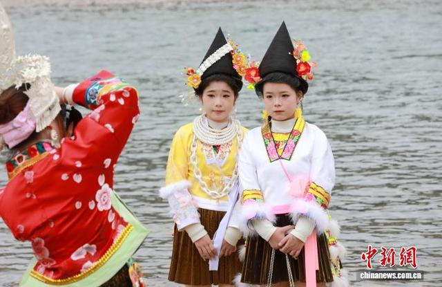 图为民众在活动现场留影。龚普康 摄