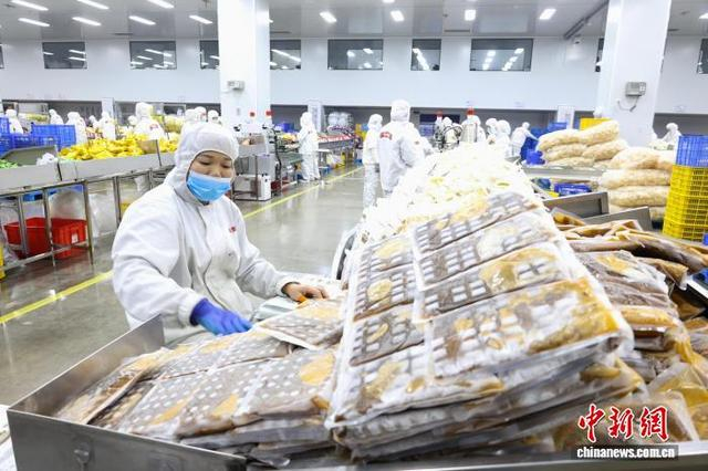 图为工人打包冷冻好的冰鲜螺蛳粉汤底。林馨 摄