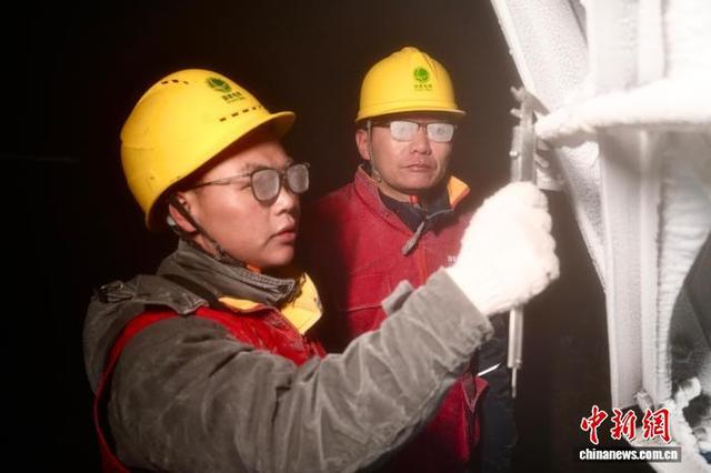湖南电力部门工作人员夜间在常宁天堂山110千伏印天线117号塔监测模拟导线覆冰厚度。汪继生 摄