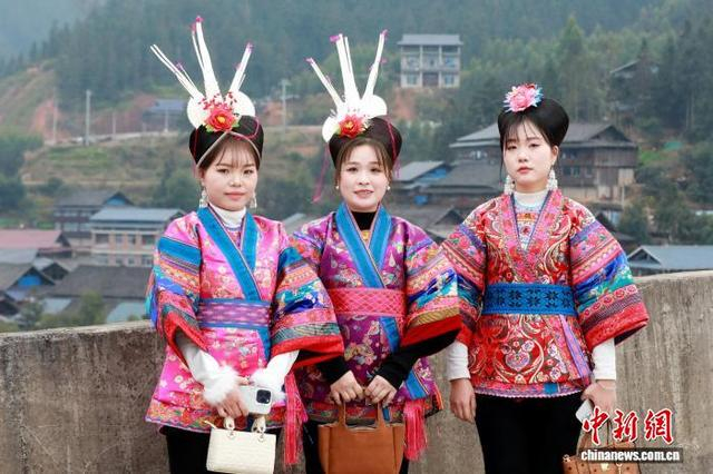 图为民众身着盛装参加活动。龚普康 摄