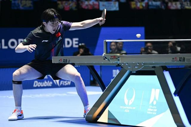 2月4日，王楚钦在比赛中回球。新华社记者 蒲晓旭 摄