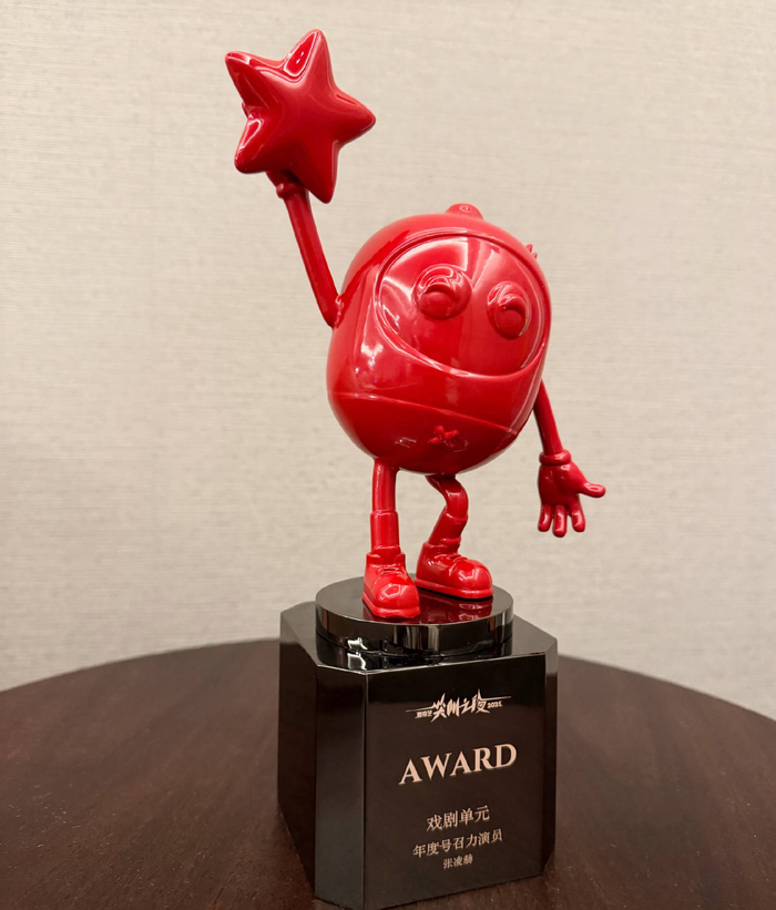 说到底，内娱粉丝对帅哥同框的期待从来不会落空，哪怕没有官方合照，只要有周柯宇这样的“野生站哥”在线输出，照样能炸穿全网。这波反向狂欢也证明了，190男团的友情和趣味互动，才是粉丝最想看到的“硬菜”！