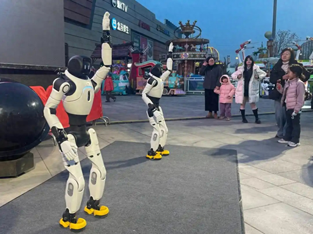   山东一家商场前的机器人表演。（受访者供图）
