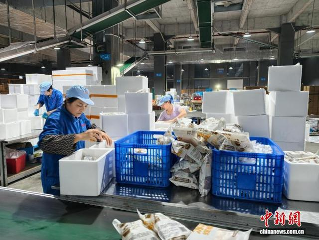 图为工人打包冰鲜螺蛳粉。林馨 摄