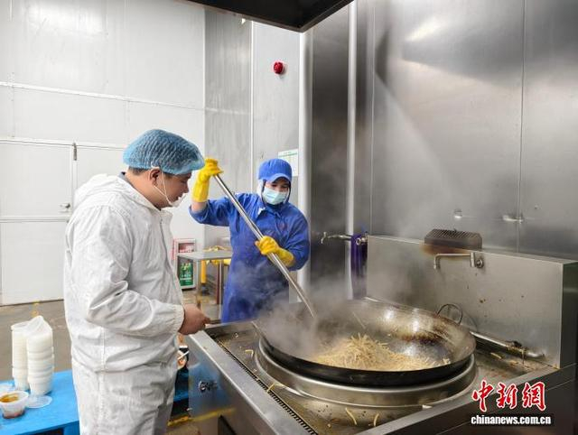 图为冰鲜螺蛳粉配菜均需要人工炒制，使其更有锅气。林馨 摄