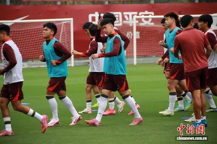 图为U22国足队员步入训练场。 张一辰 摄