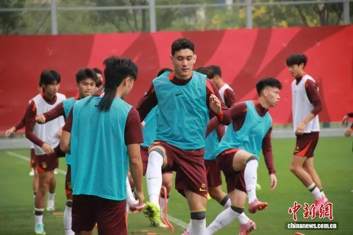 图为训练场上的U22国足队员。 张一辰 摄