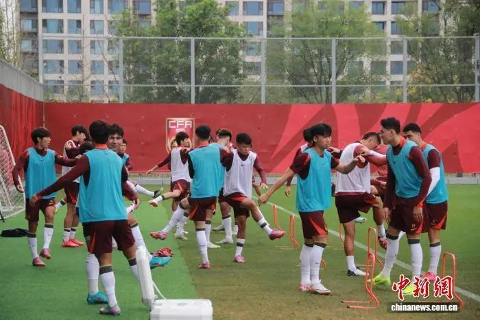 图为训练场上的U22国足队员。 张一辰 摄