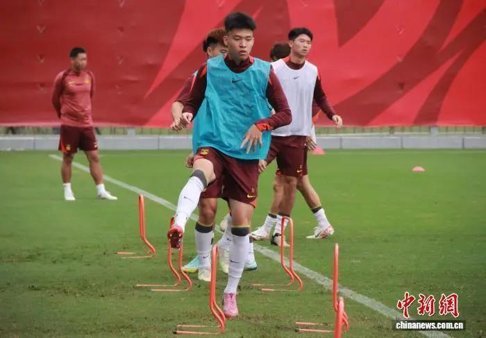 图为中国队队员王钰栋在训练中。 张一辰 摄