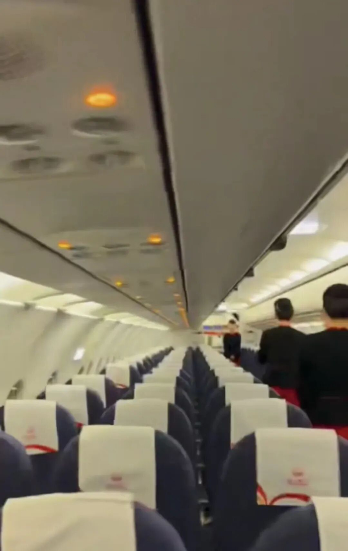 没有乘客，空姐照常服务视频截图