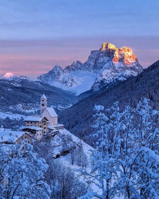 ▲ 多洛米蒂山脉特有的自然现象——“玫瑰光”（enrosadira）。 