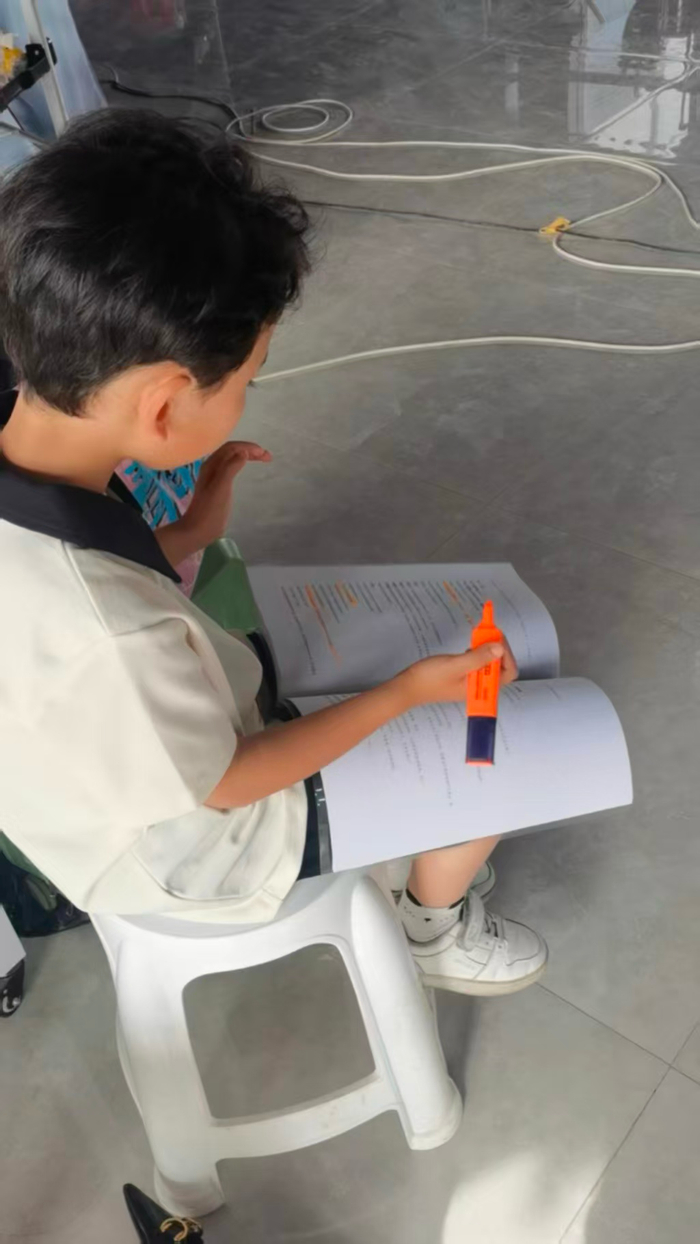 ● 星星拿着荧光笔标注台词。图源：受访者