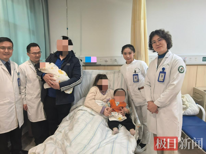 俄罗斯产妇在同一家医院诞下二宝，一家人感谢产科医疗团队