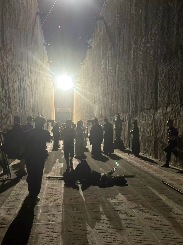 ● 晚上十点的短剧片场。图源：受访者