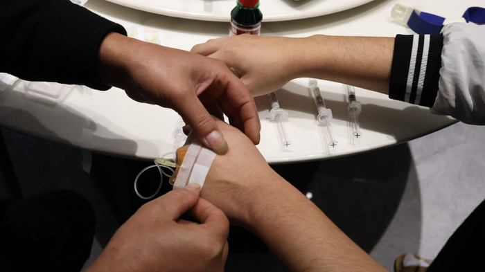 叶胜乐的父亲给他打药，一次打三支1000IU。新京报记者 黄依琳 摄 